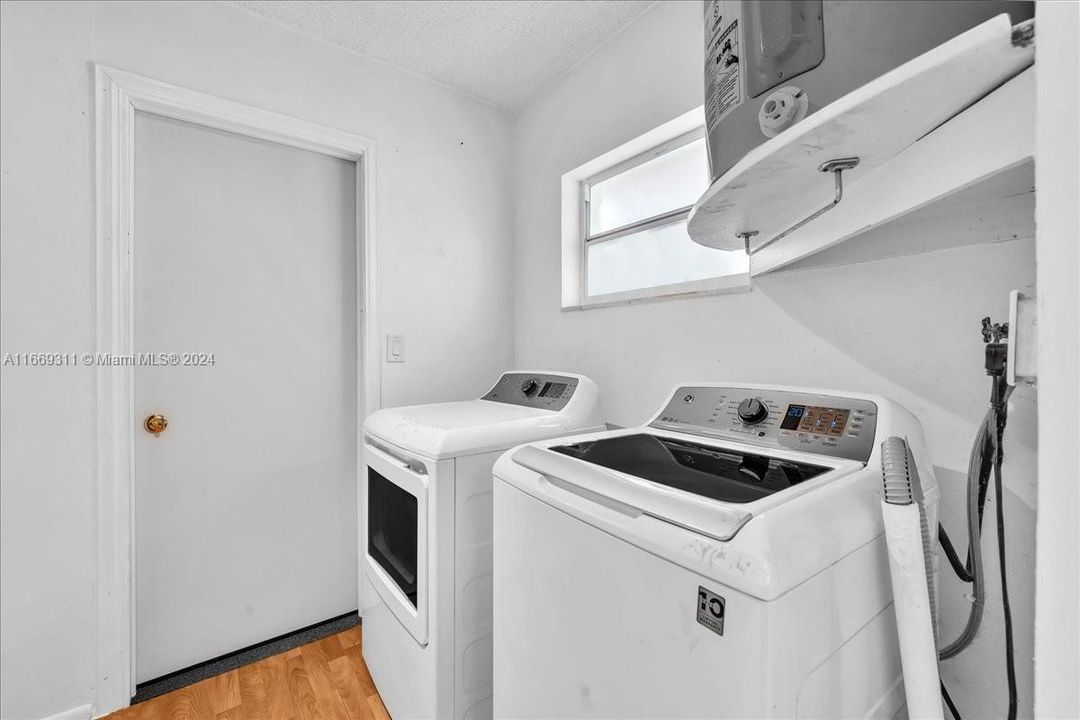 For Sale: $320,000 (2 beds, 1 baths, 1170 Square Feet)