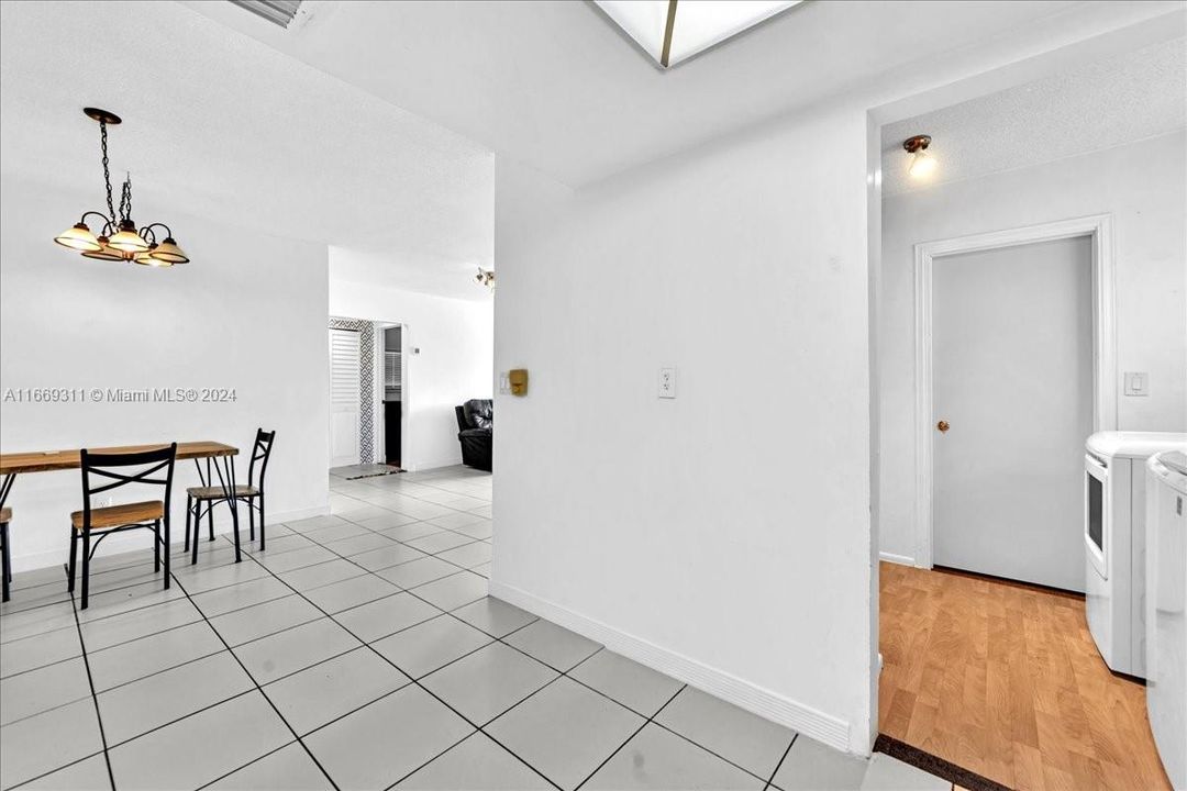 For Sale: $320,000 (2 beds, 1 baths, 1170 Square Feet)