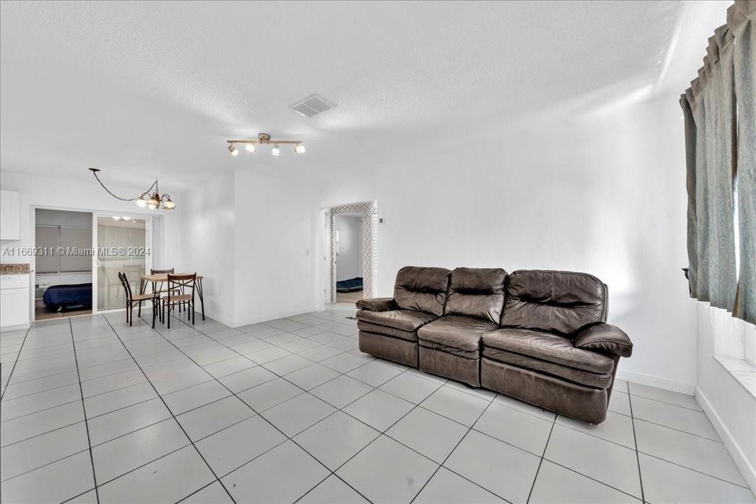 For Sale: $320,000 (2 beds, 1 baths, 1170 Square Feet)