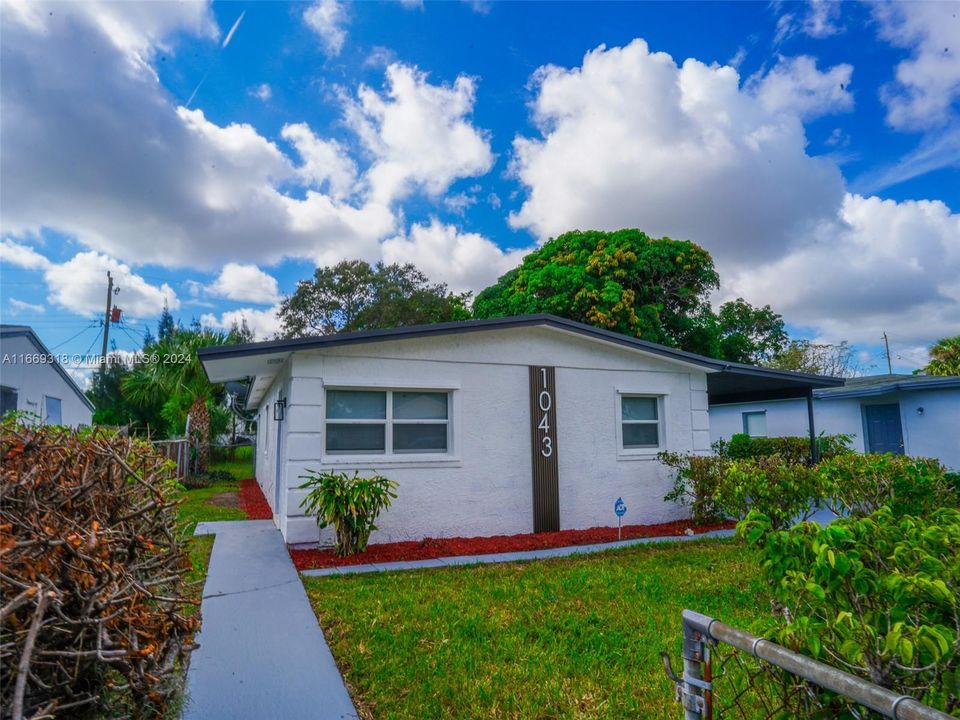 For Sale: $355,000 (3 beds, 2 baths, 1008 Square Feet)