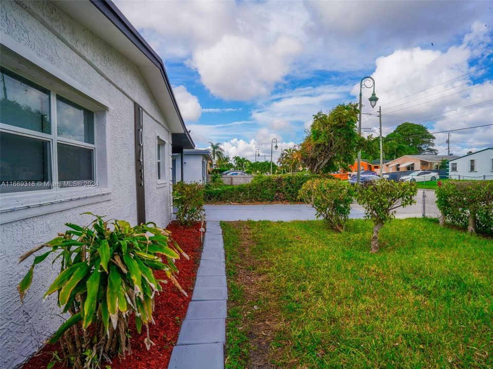 For Sale: $355,000 (3 beds, 2 baths, 1008 Square Feet)