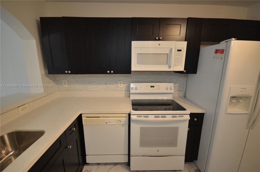 For Rent: $2,000 (2 beds, 2 baths, 822 Square Feet)