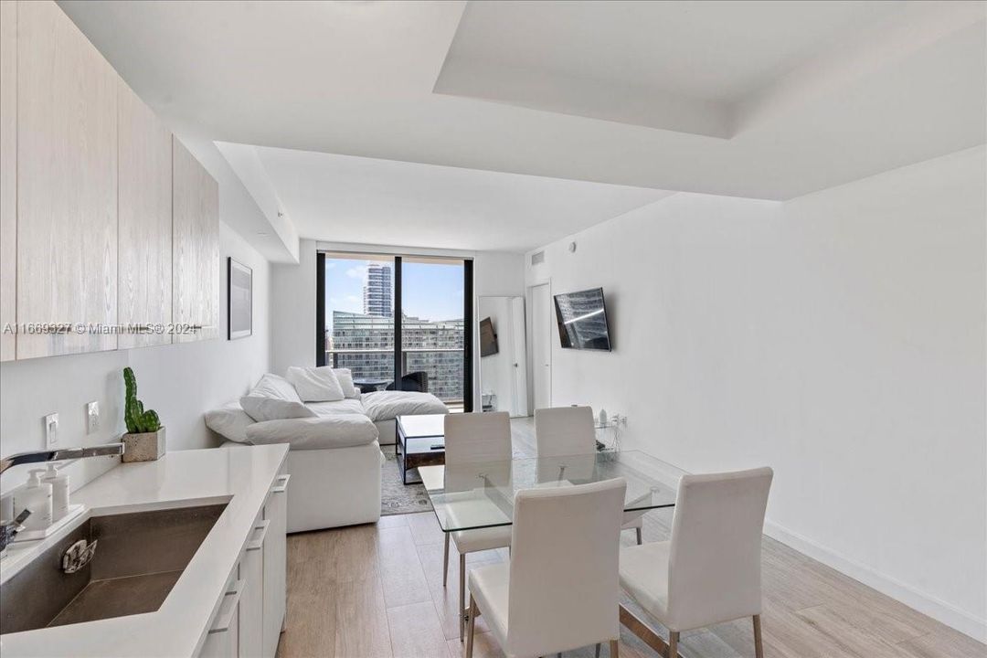 For Sale: $679,000 (1 beds, 2 baths, 851 Square Feet)