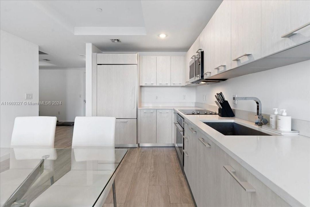 For Sale: $679,000 (1 beds, 2 baths, 851 Square Feet)