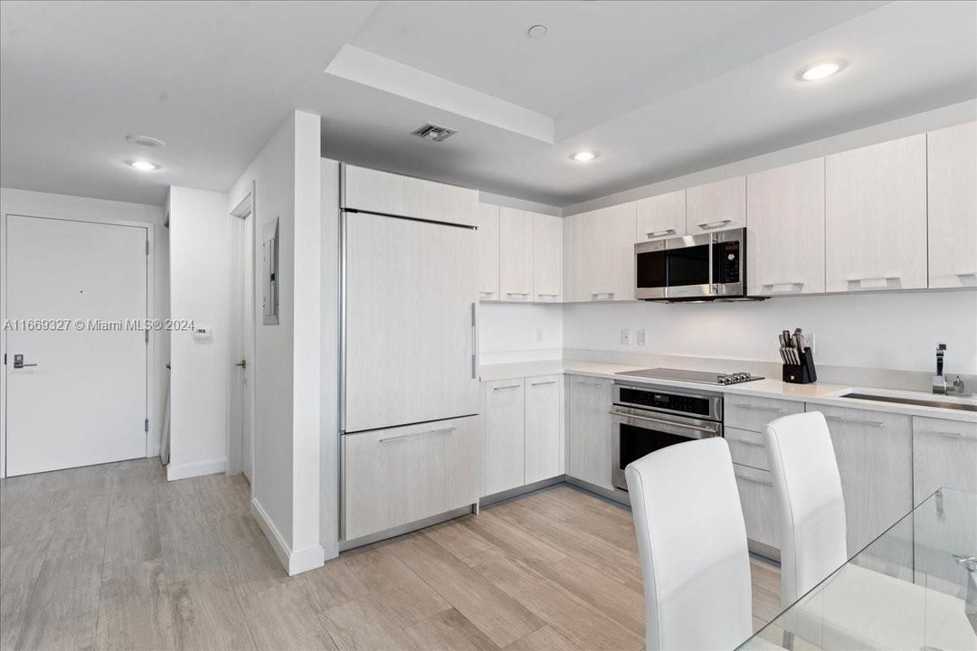 For Sale: $679,000 (1 beds, 2 baths, 851 Square Feet)