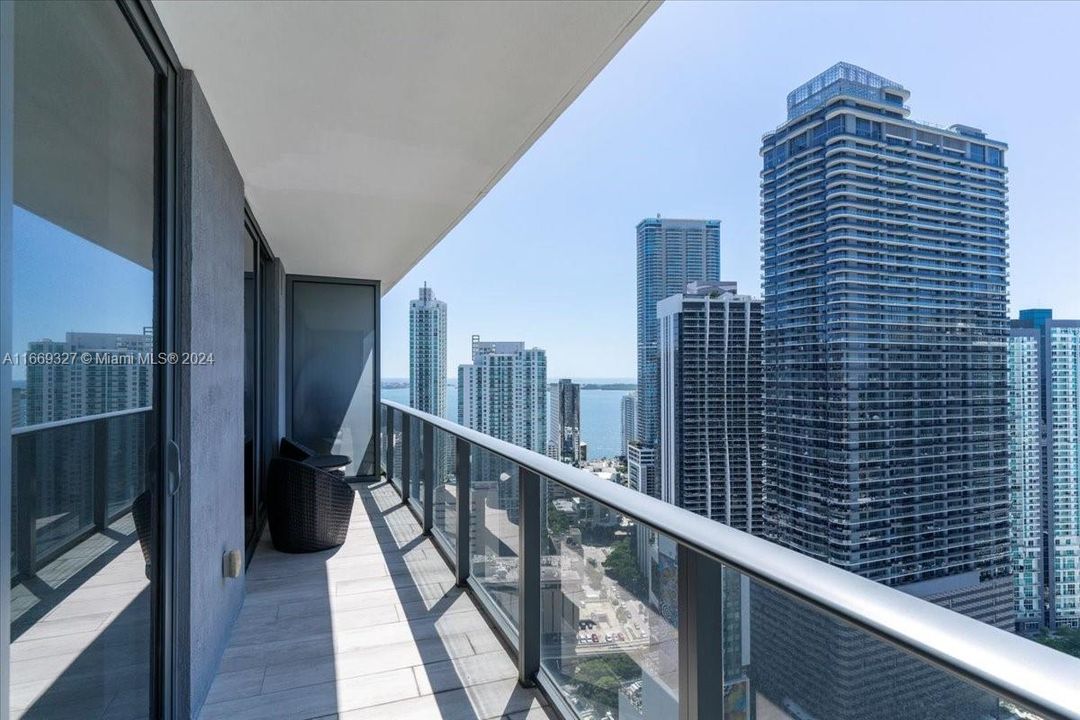 For Sale: $679,000 (1 beds, 2 baths, 851 Square Feet)