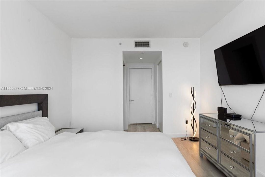 For Sale: $679,000 (1 beds, 2 baths, 851 Square Feet)