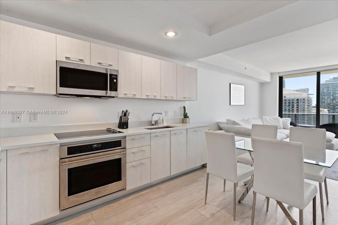 For Sale: $679,000 (1 beds, 2 baths, 851 Square Feet)