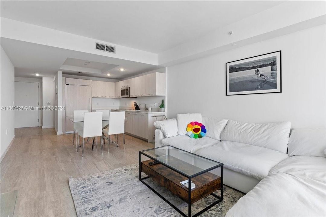 For Sale: $679,000 (1 beds, 2 baths, 851 Square Feet)