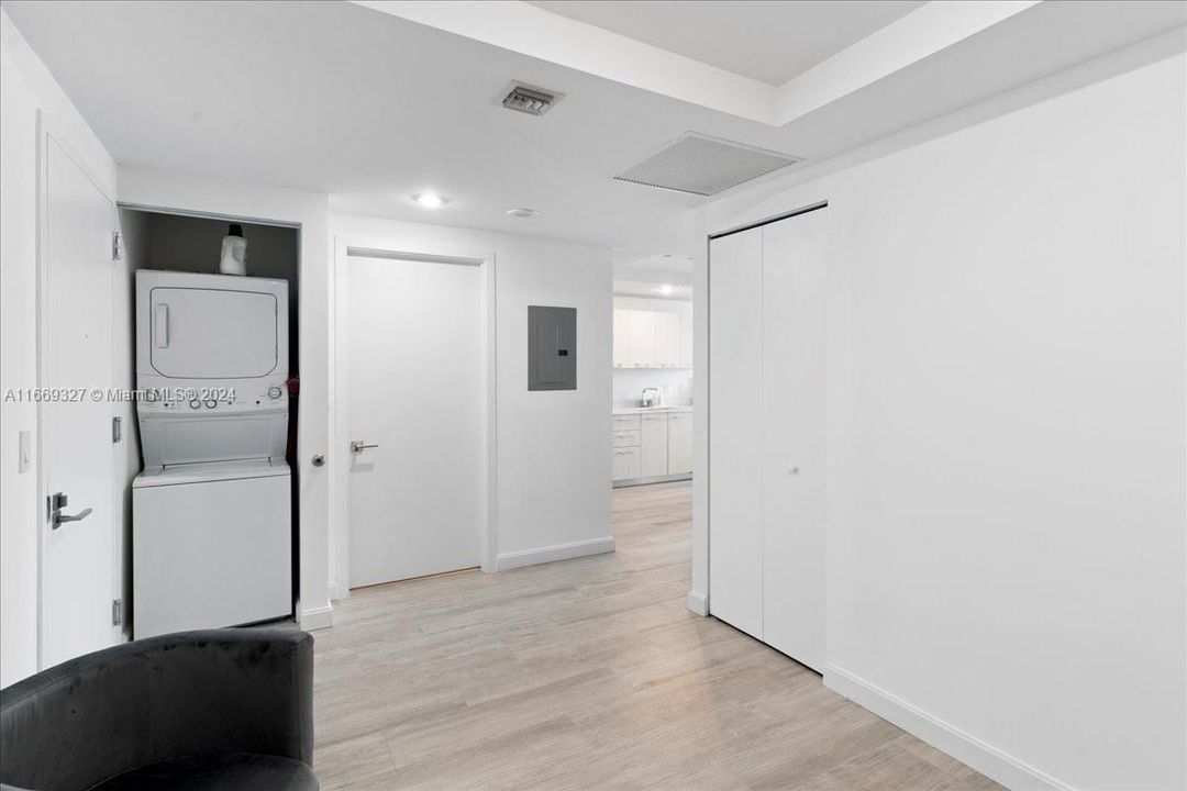 For Sale: $679,000 (1 beds, 2 baths, 851 Square Feet)