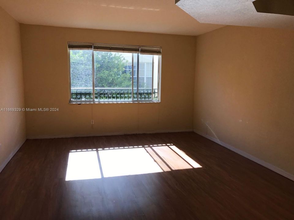 For Rent: $2,800 (3 beds, 3 baths, 1409 Square Feet)