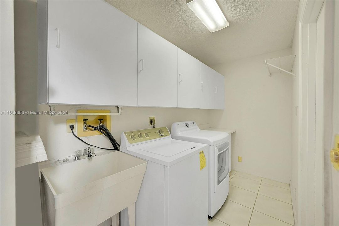 For Sale: $379,900 (2 beds, 2 baths, 1555 Square Feet)