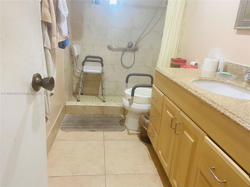 For Sale: $250,000 (1 beds, 1 baths, 1149 Square Feet)