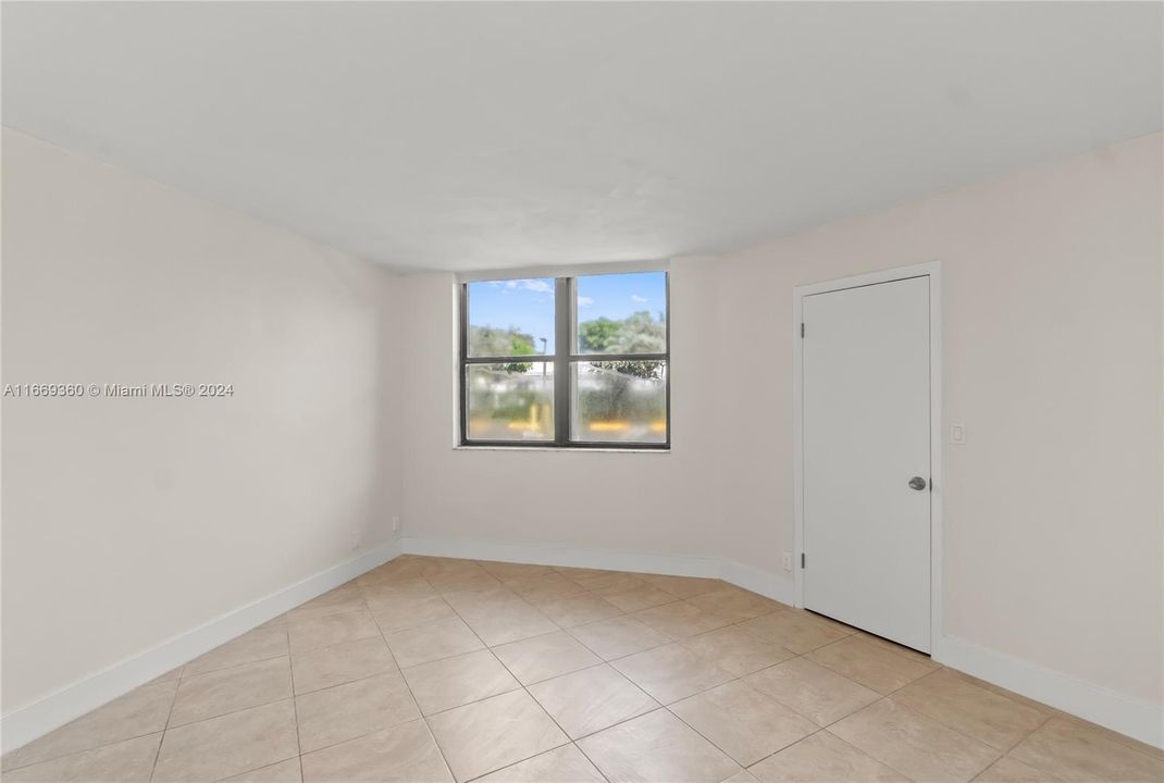 For Sale: $199,900 (2 beds, 2 baths, 890 Square Feet)