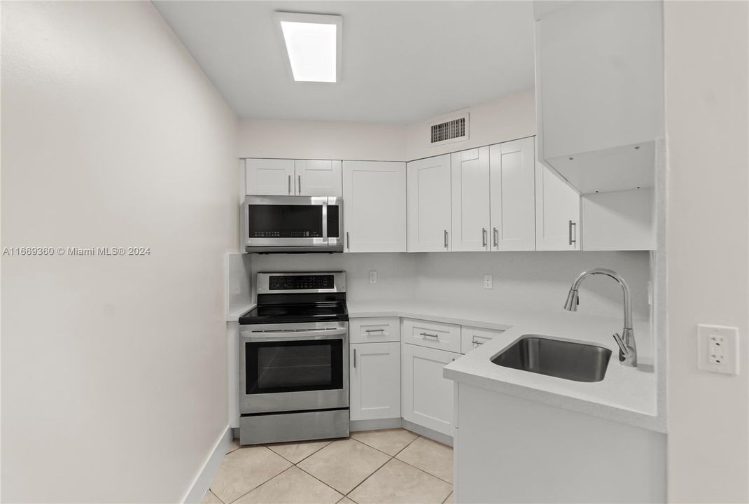 For Sale: $199,900 (2 beds, 2 baths, 890 Square Feet)