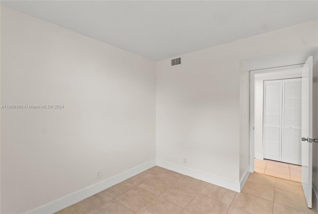 For Sale: $199,900 (2 beds, 2 baths, 890 Square Feet)