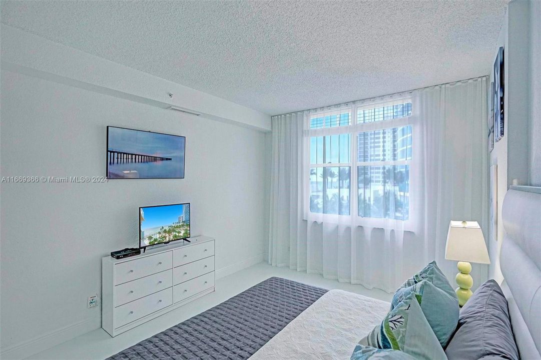 Recently Rented: $4,000 (1 beds, 1 baths, 835 Square Feet)