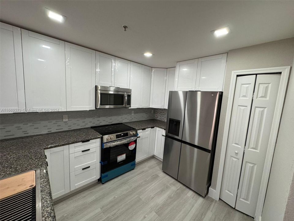 Active With Contract: $2,900 (3 beds, 2 baths, 1312 Square Feet)