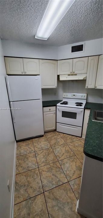 For Sale: $207,500 (2 beds, 2 baths, 890 Square Feet)