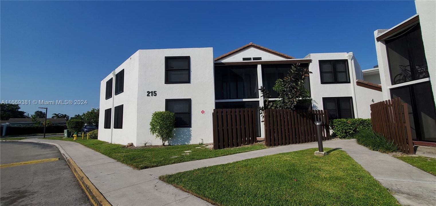 For Sale: $207,500 (2 beds, 2 baths, 890 Square Feet)