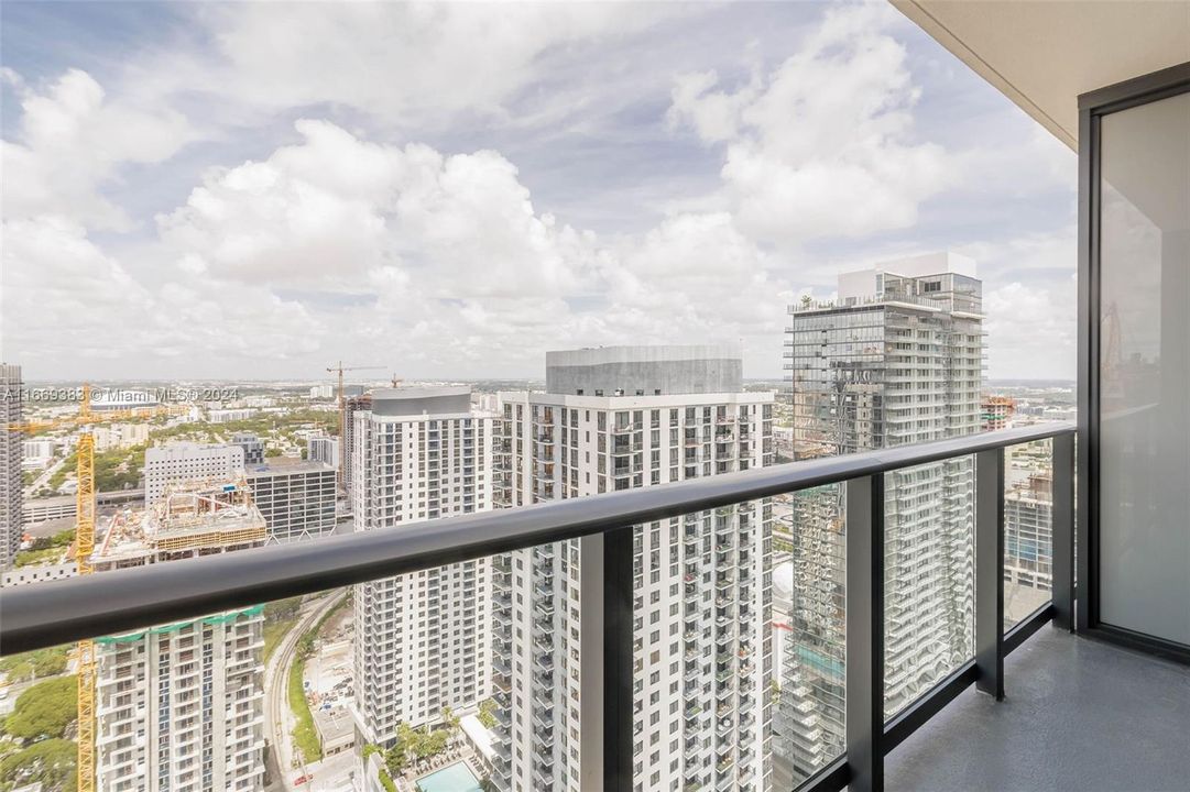 For Sale: $840,000 (1 beds, 1 baths, 637 Square Feet)