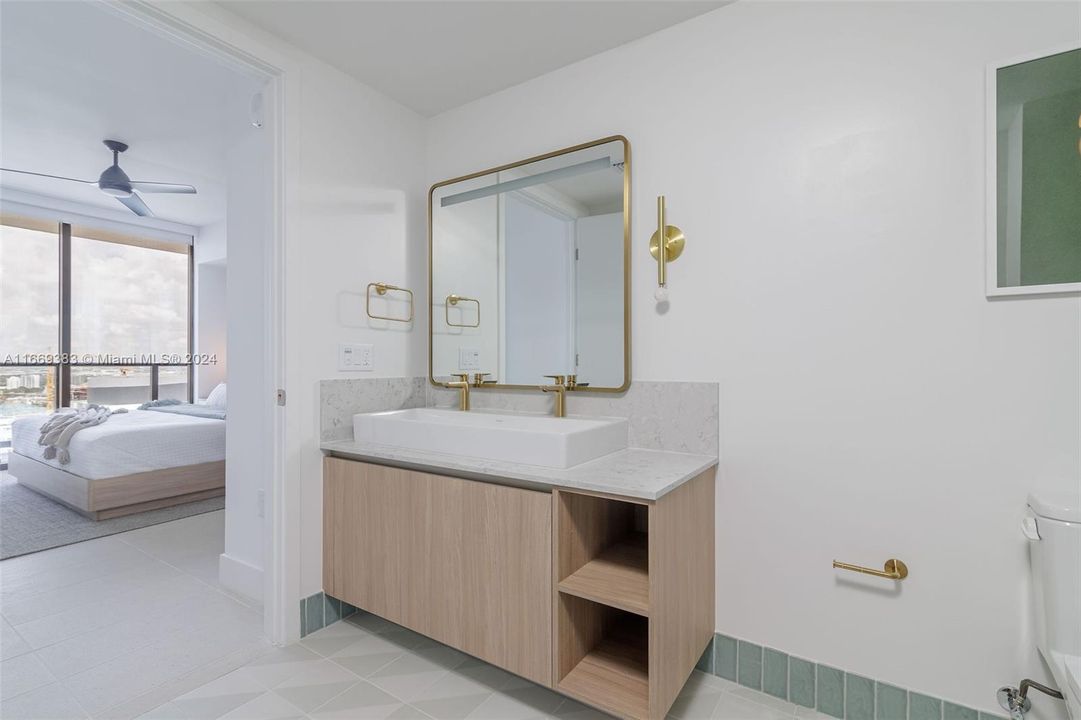 For Sale: $840,000 (1 beds, 1 baths, 637 Square Feet)