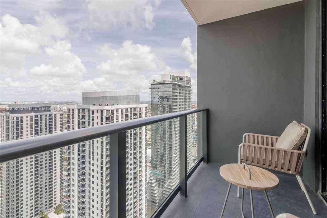 For Sale: $840,000 (1 beds, 1 baths, 637 Square Feet)