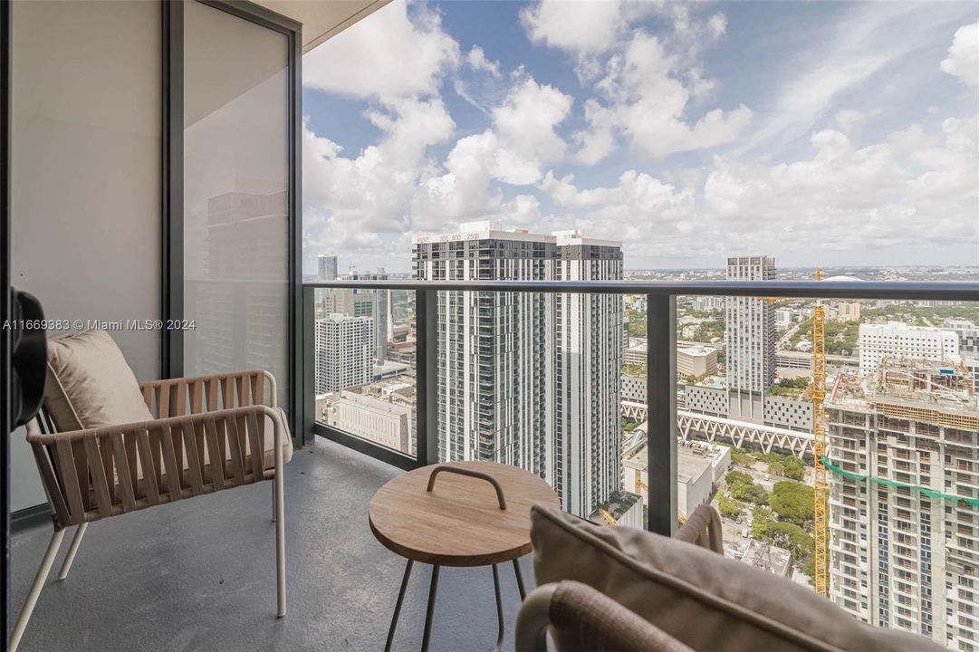 For Sale: $840,000 (1 beds, 1 baths, 637 Square Feet)