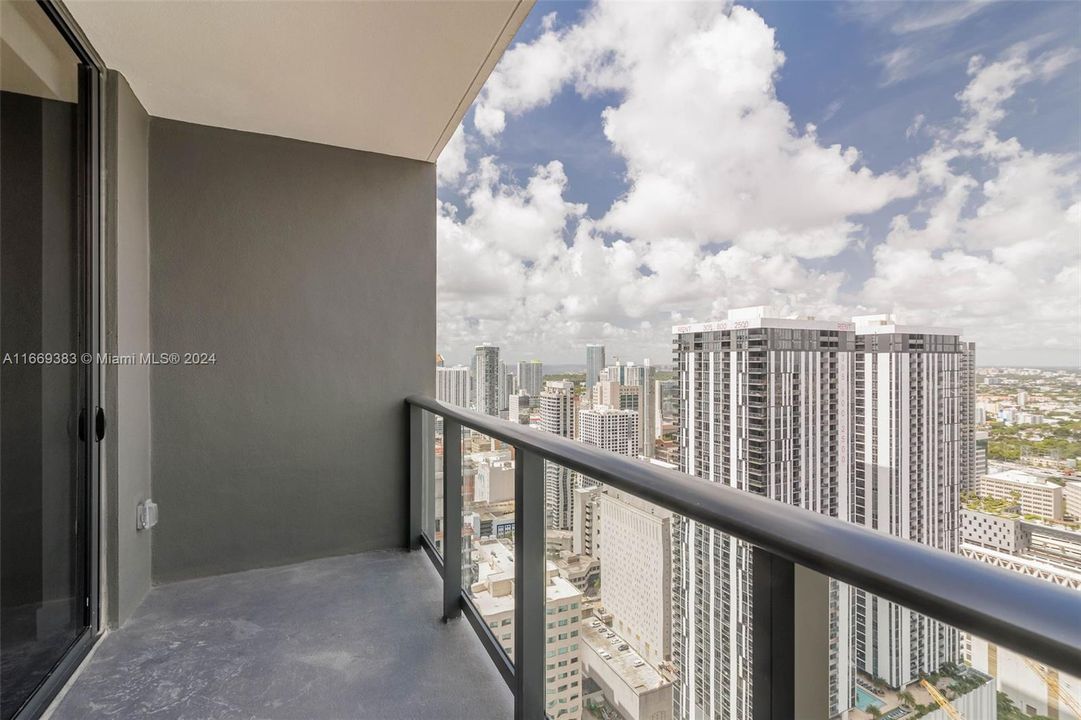 For Sale: $840,000 (1 beds, 1 baths, 637 Square Feet)