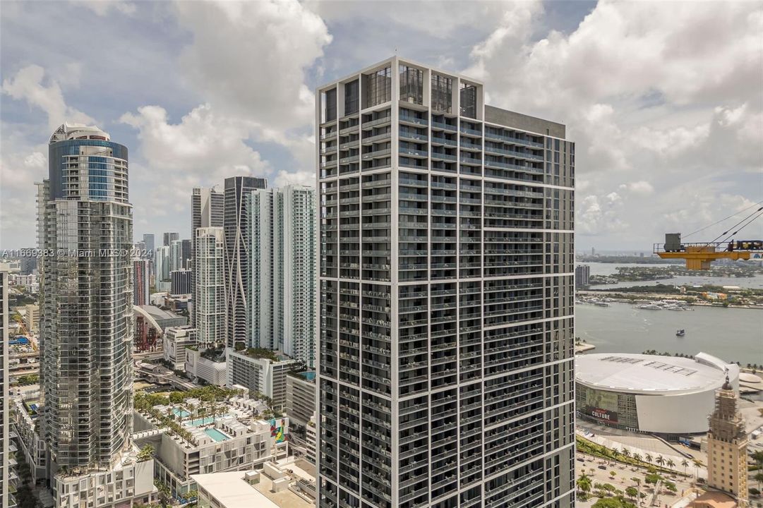 For Sale: $840,000 (1 beds, 1 baths, 637 Square Feet)