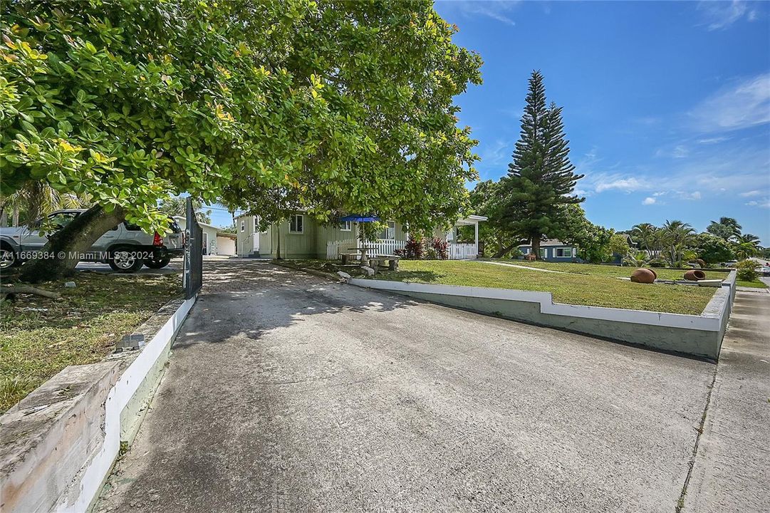 For Sale: $925,000 (3 beds, 2 baths, 1468 Square Feet)