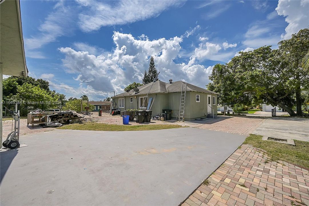 For Sale: $925,000 (3 beds, 2 baths, 1468 Square Feet)