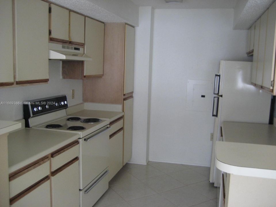 Active With Contract: $2,500 (2 beds, 2 baths, 949 Square Feet)