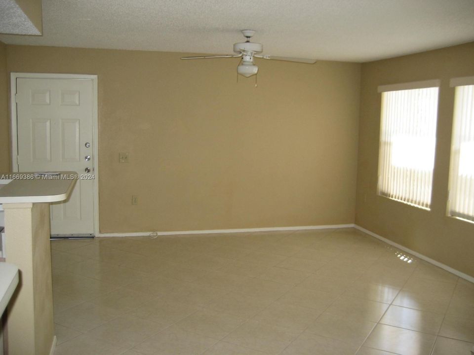 Active With Contract: $2,500 (2 beds, 2 baths, 949 Square Feet)