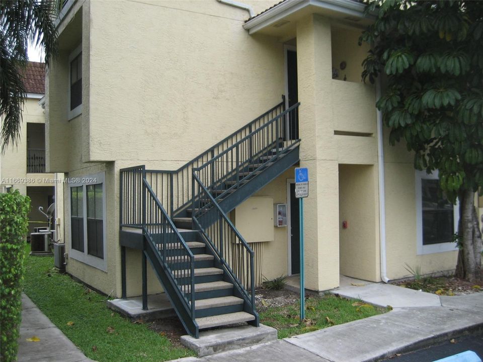 Active With Contract: $2,500 (2 beds, 2 baths, 949 Square Feet)