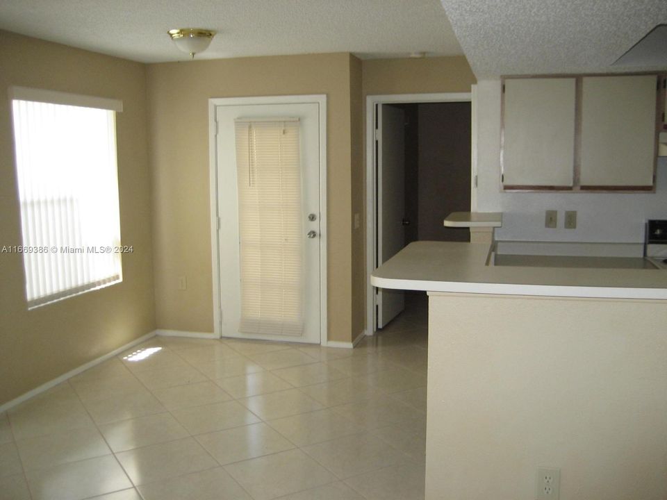 Active With Contract: $2,500 (2 beds, 2 baths, 949 Square Feet)