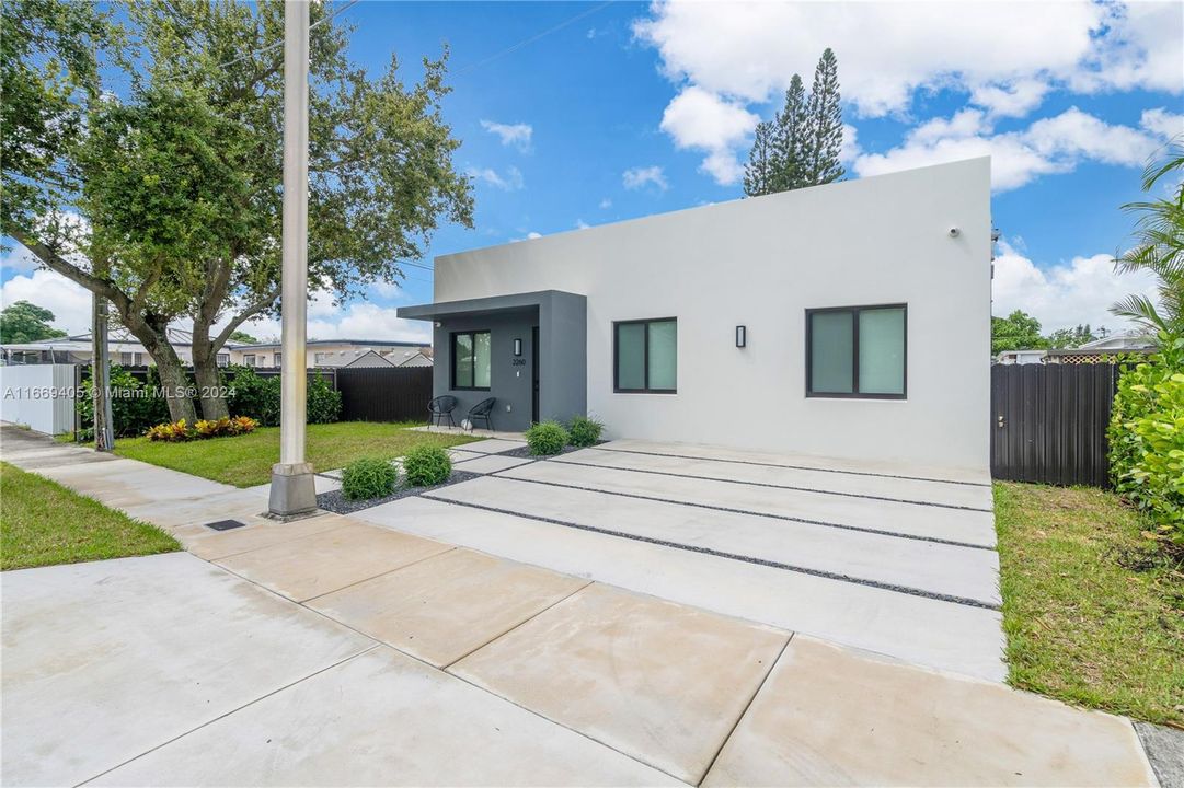 For Sale: $765,000 (4 beds, 2 baths, 1600 Square Feet)