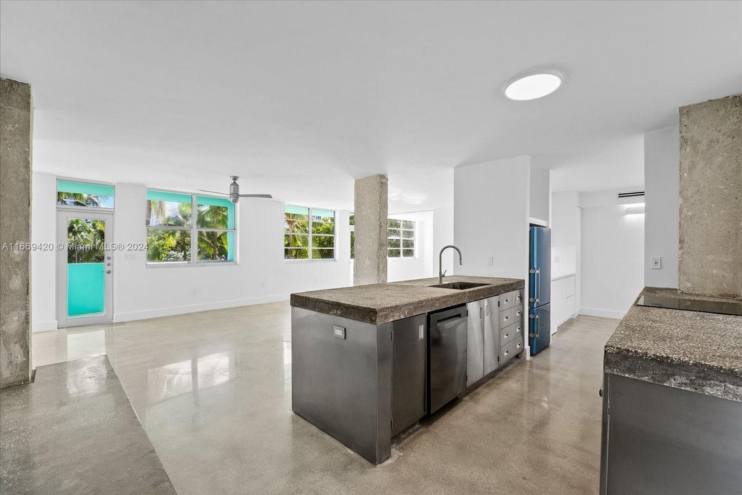 For Sale: $2,100,000 (2 beds, 2 baths, 1280 Square Feet)