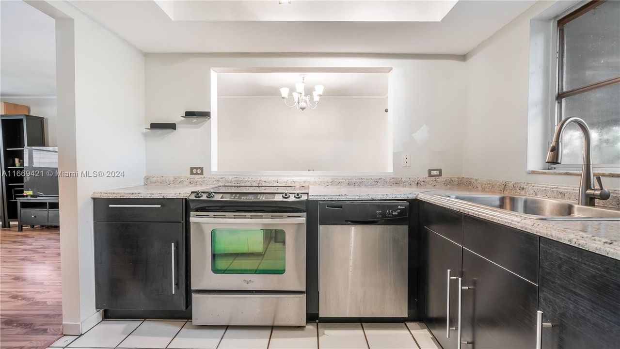 For Sale: $230,000 (1 beds, 1 baths, 670 Square Feet)