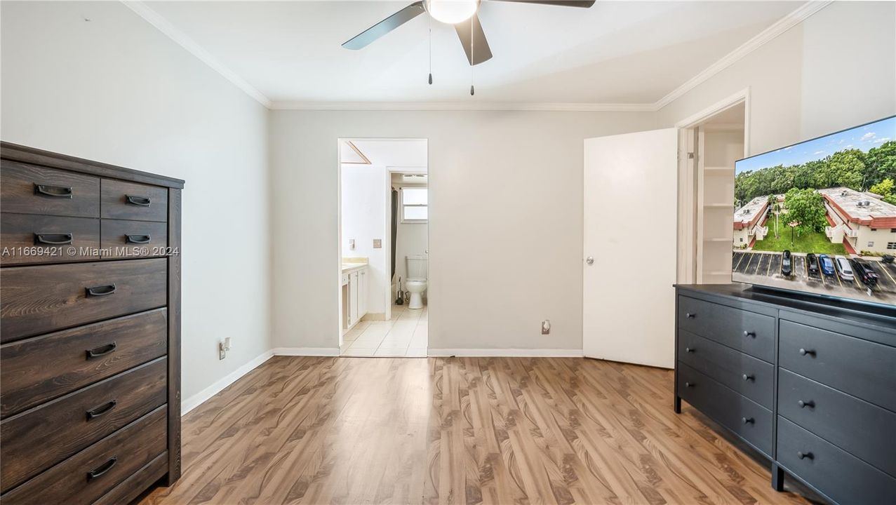 For Sale: $230,000 (1 beds, 1 baths, 670 Square Feet)