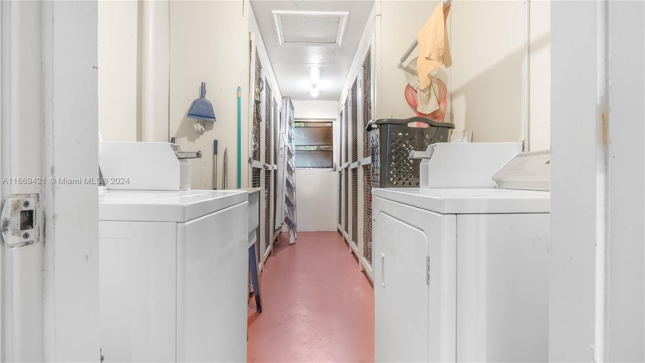 For Sale: $230,000 (1 beds, 1 baths, 670 Square Feet)