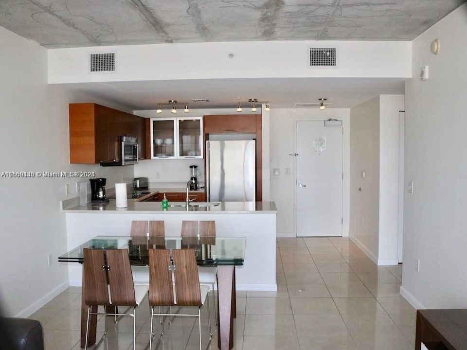 For Sale: $525,000 (1 beds, 1 baths, 753 Square Feet)