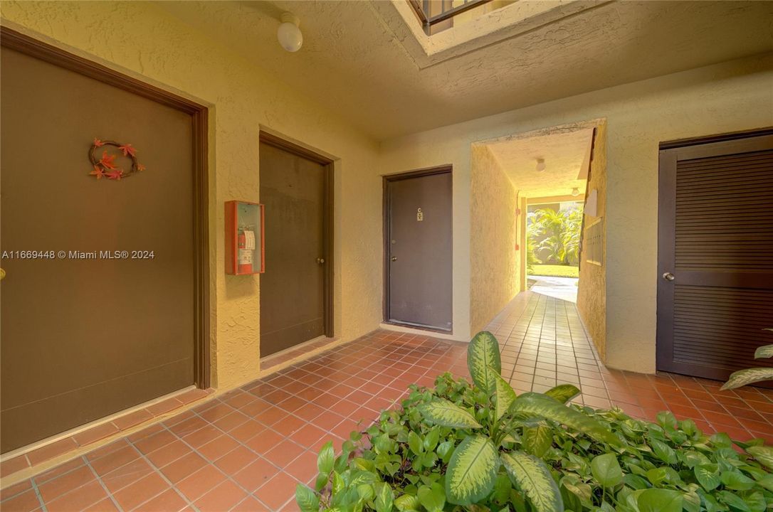 Active With Contract: $2,500 (2 beds, 2 baths, 976 Square Feet)