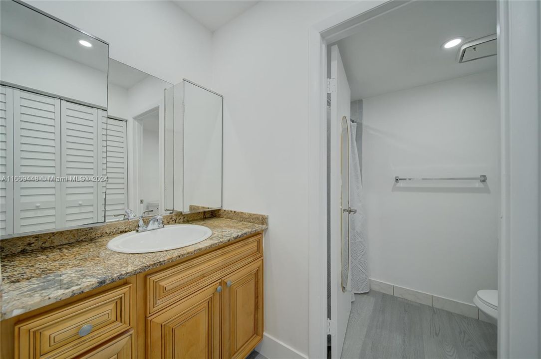 Active With Contract: $2,500 (2 beds, 2 baths, 976 Square Feet)