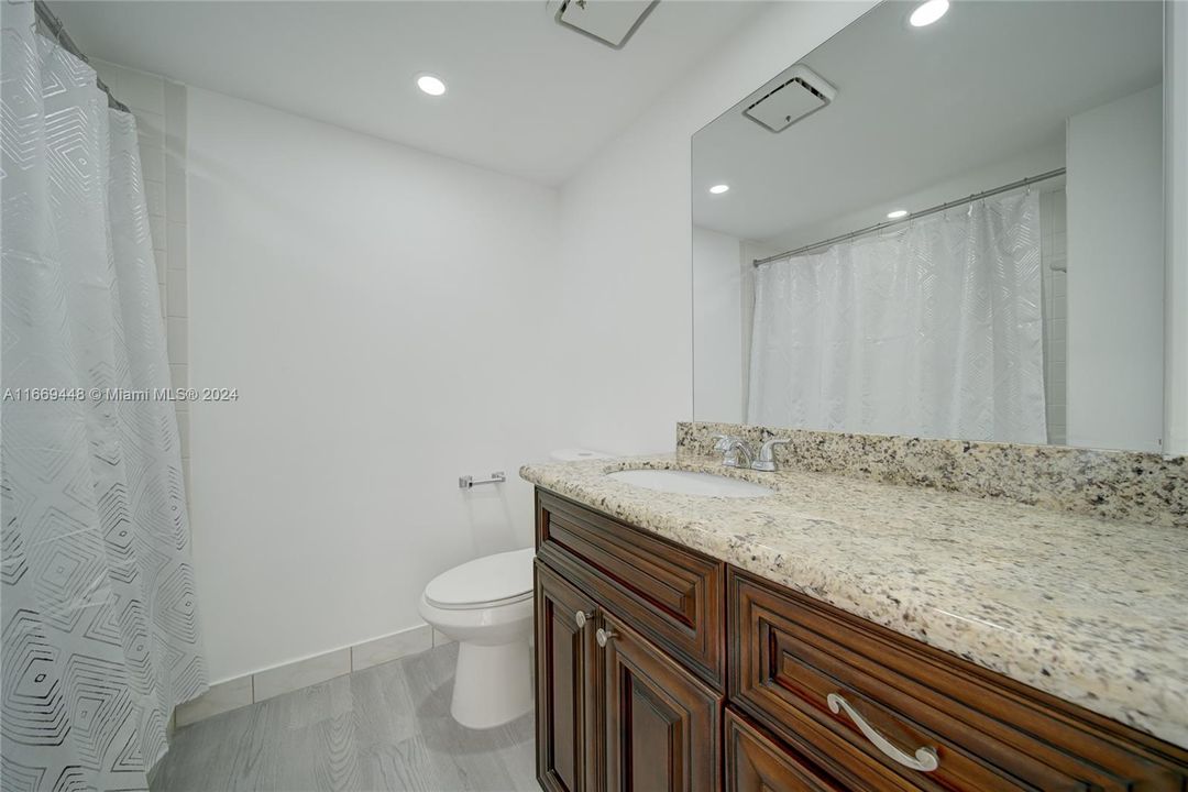 Active With Contract: $2,500 (2 beds, 2 baths, 976 Square Feet)