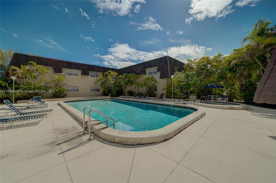 Active With Contract: $2,500 (2 beds, 2 baths, 976 Square Feet)