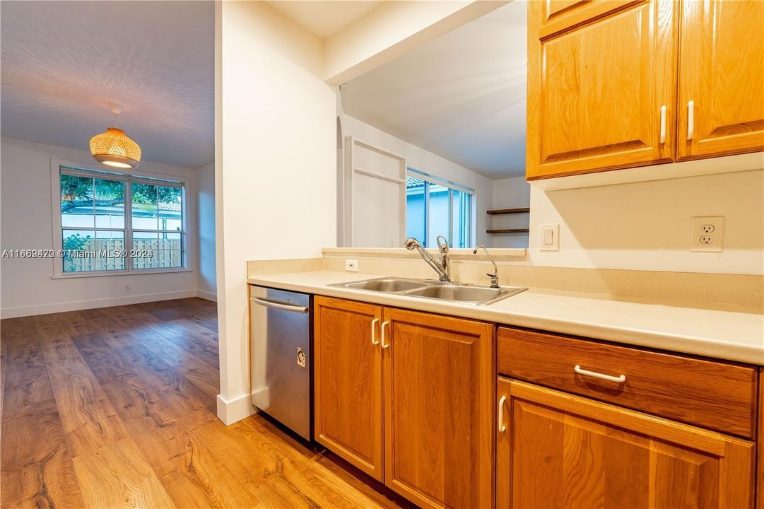 For Sale: $555,000 (3 beds, 2 baths, 1672 Square Feet)