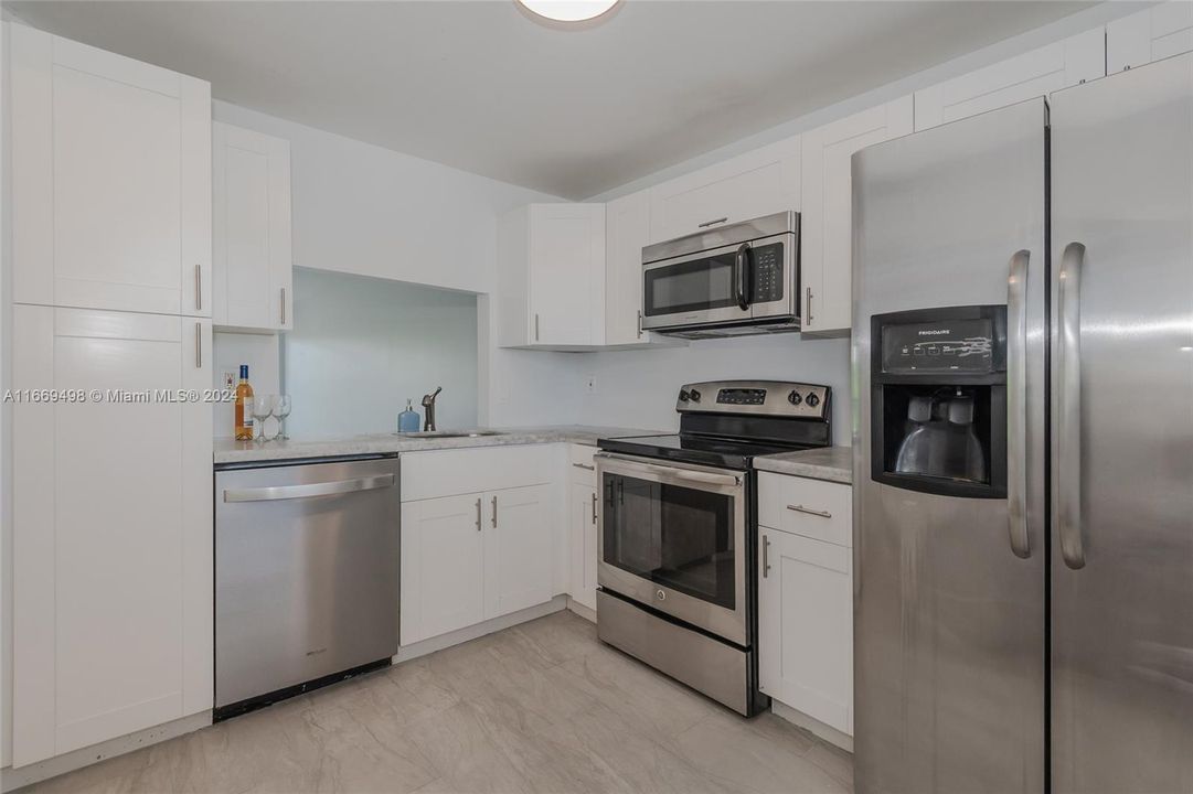 For Sale: $225,000 (2 beds, 2 baths, 1074 Square Feet)