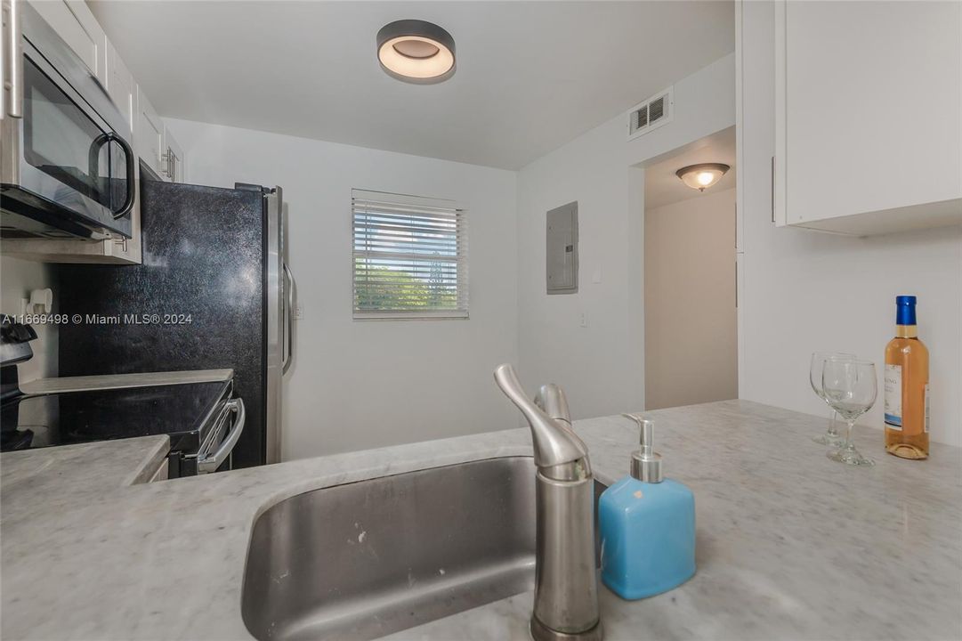 For Sale: $225,000 (2 beds, 2 baths, 1074 Square Feet)