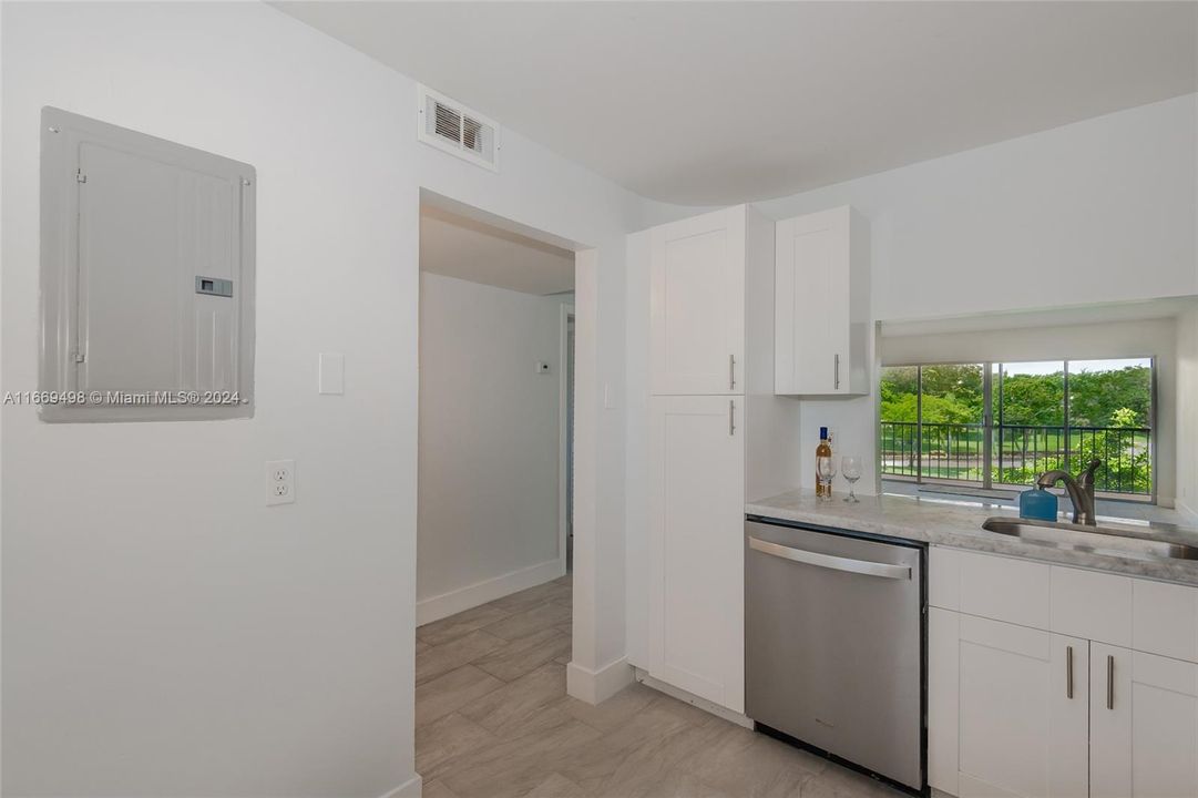 For Sale: $225,000 (2 beds, 2 baths, 1074 Square Feet)